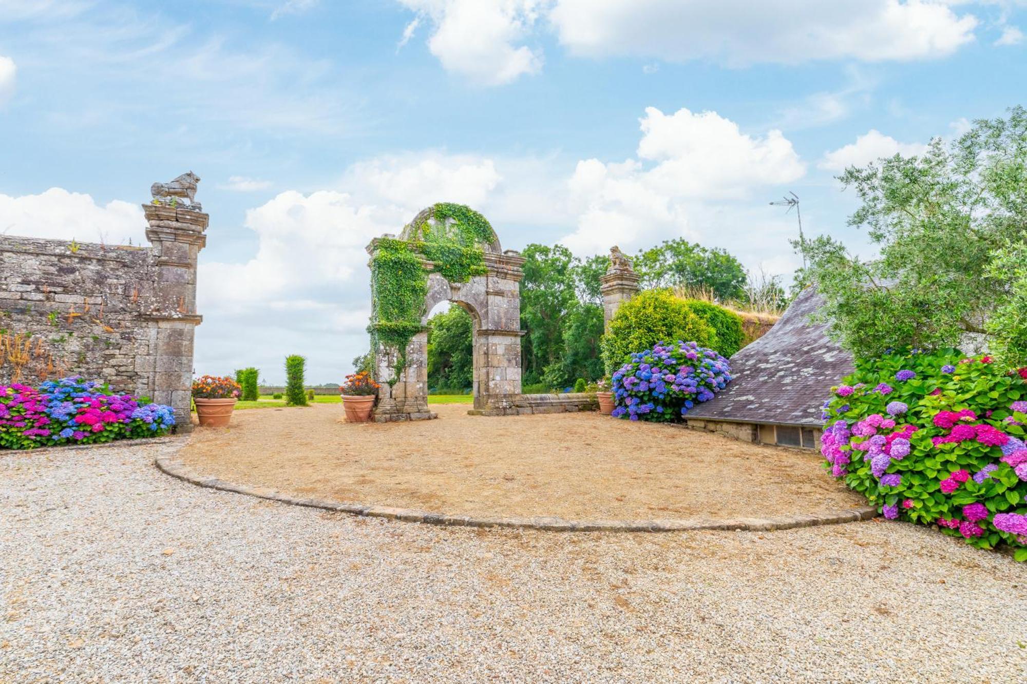 Manoir De Moellien, The Originals Relais Hotel Plonevez-Porzay ภายนอก รูปภาพ